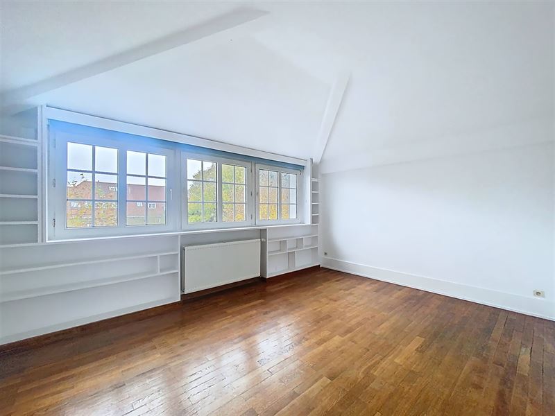 3-sided villa in a quiet neighborhood