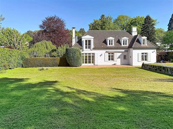Villa à rénover avec magnifique jardin sud