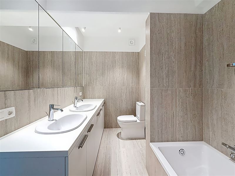 Mooi, licht en gerenoveerd appartement met 3 slaapkamers en terrassen