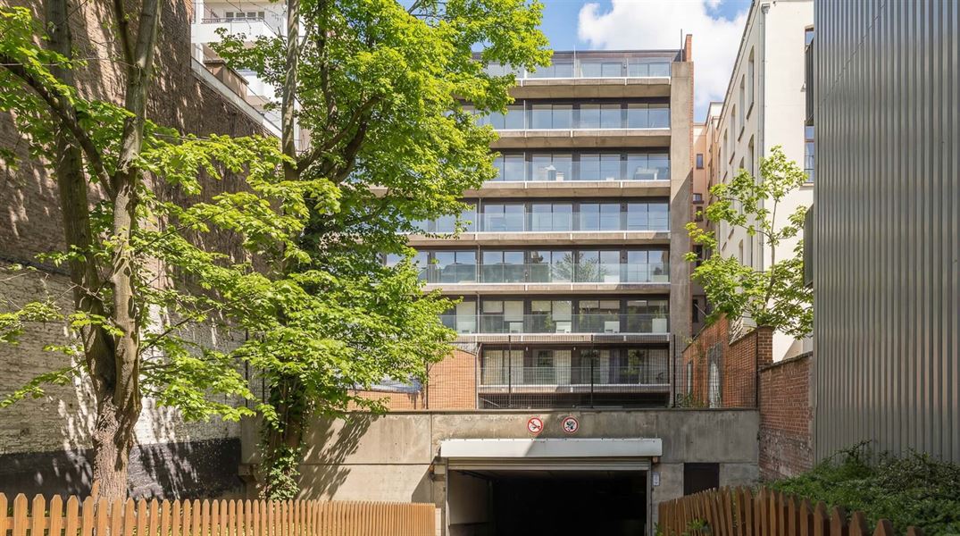Ruim gerenoveerd 4-slaapkamerappartement met terrassen
