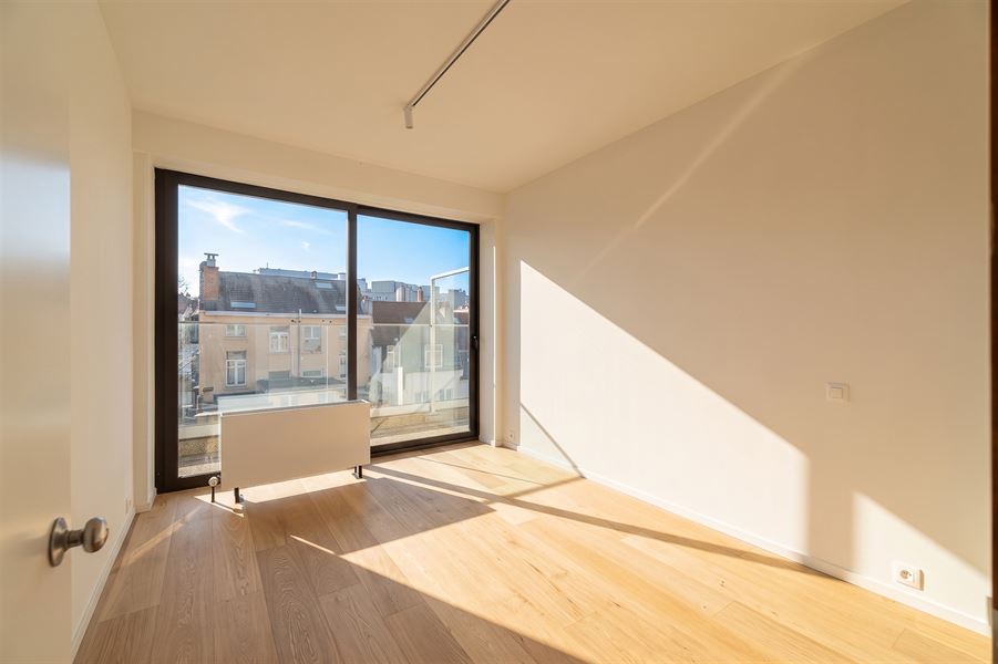Ruim gerenoveerd 4-slaapkamerappartement met terrassen