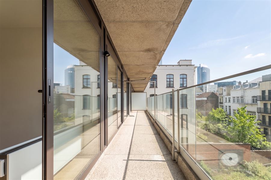Ruim gerenoveerd 4-slaapkamerappartement met terrassen