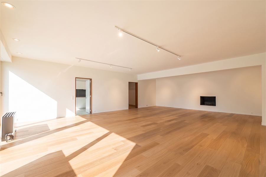 Ruim gerenoveerd 4-slaapkamerappartement met terrassen