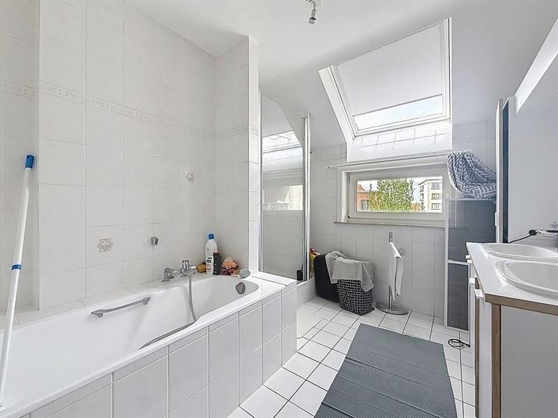 Mooie lichte woning met garage en tuin