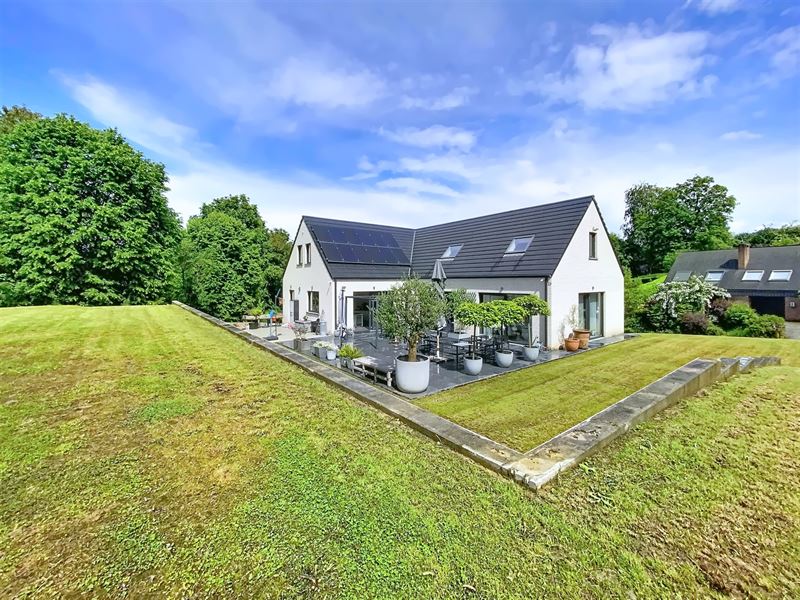 Villa 323m² habitables, sur un terrain de 4500m²