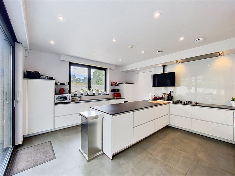 Villa 323m² habitables, sur un terrain de 4500m²