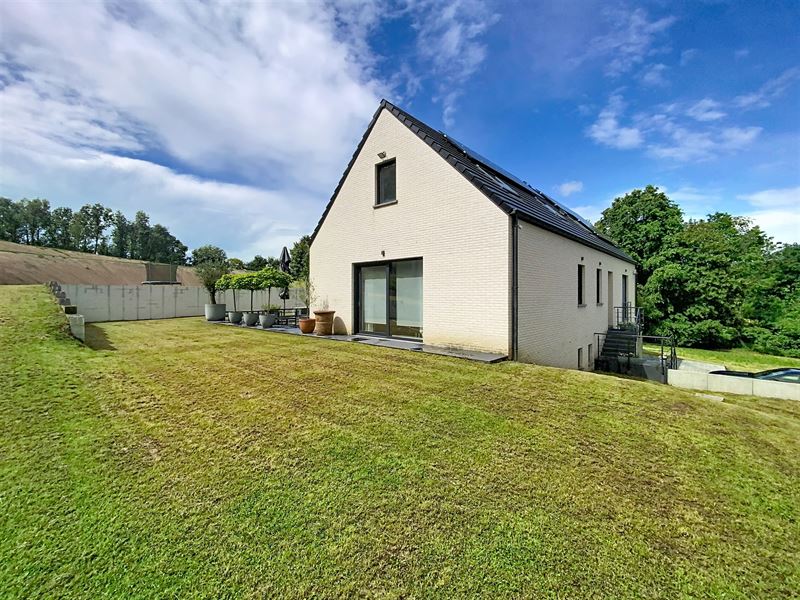 Villa 323m² habitables, sur un terrain de 4500m²