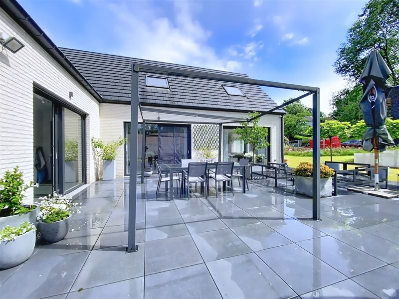 Villa 323m² habitables, sur un terrain de 4500m²