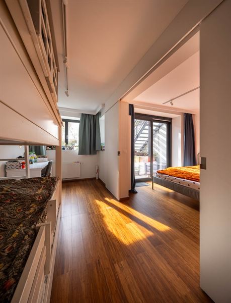 Gerenoveerd duplex begane grond appartement met tuin