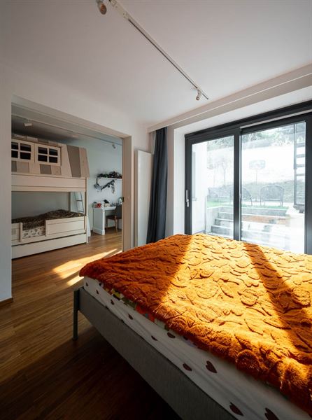 Gerenoveerd duplex begane grond appartement met tuin