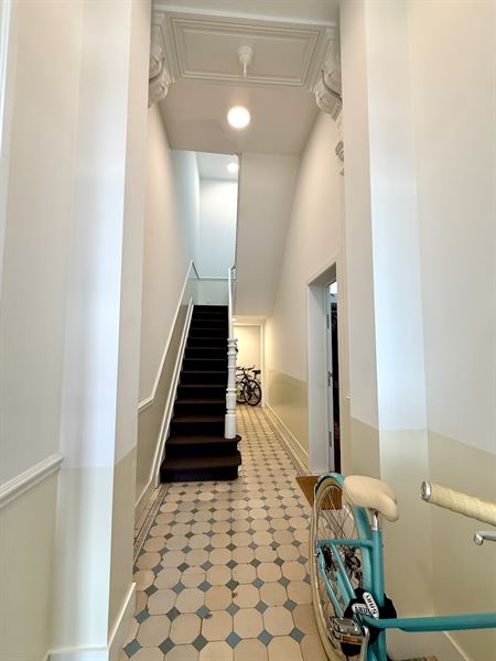 Gerenoveerd duplex begane grond appartement met tuin