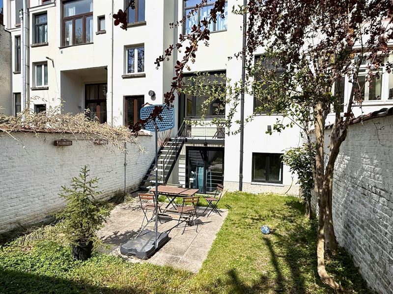 Gerenoveerd duplex begane grond appartement met tuin