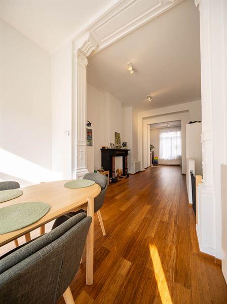 Gerenoveerd duplex begane grond appartement met tuin