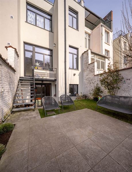 Gerenoveerd duplex begane grond appartement met tuin