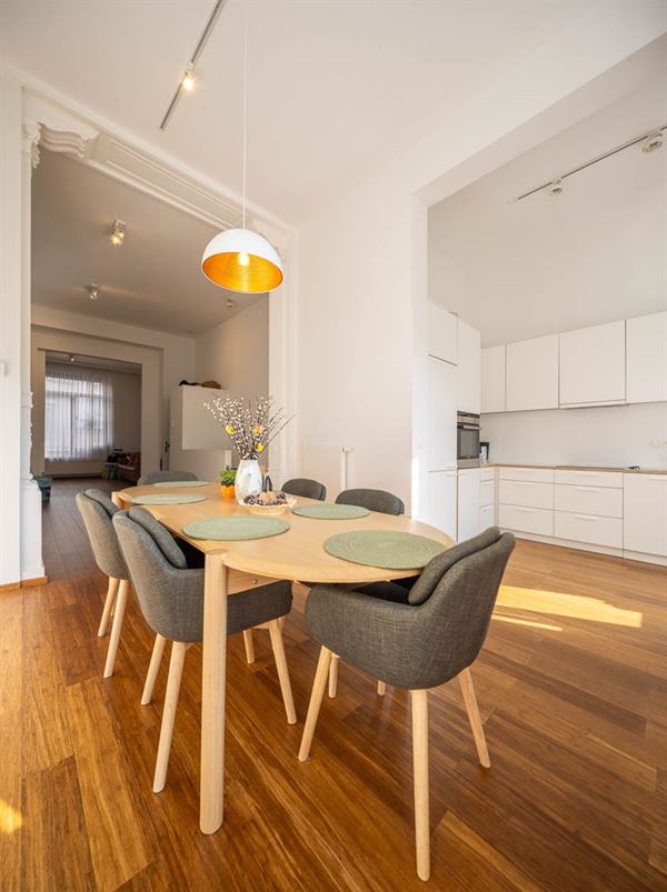 Gerenoveerd duplex begane grond appartement met tuin
