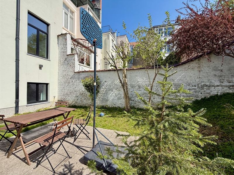 Gerenoveerd duplex begane grond appartement met tuin