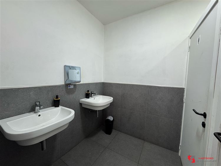 Foto 7 : Commercieel gebouw te 2660 HOBOKEN (België) - Prijs € 390.000
