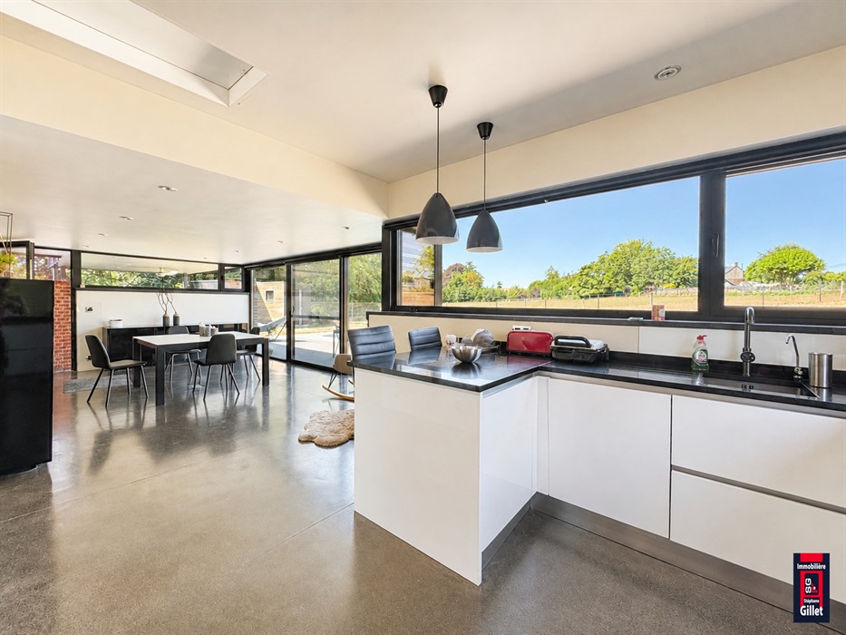 Maison familiale avec beau jardin et piscine