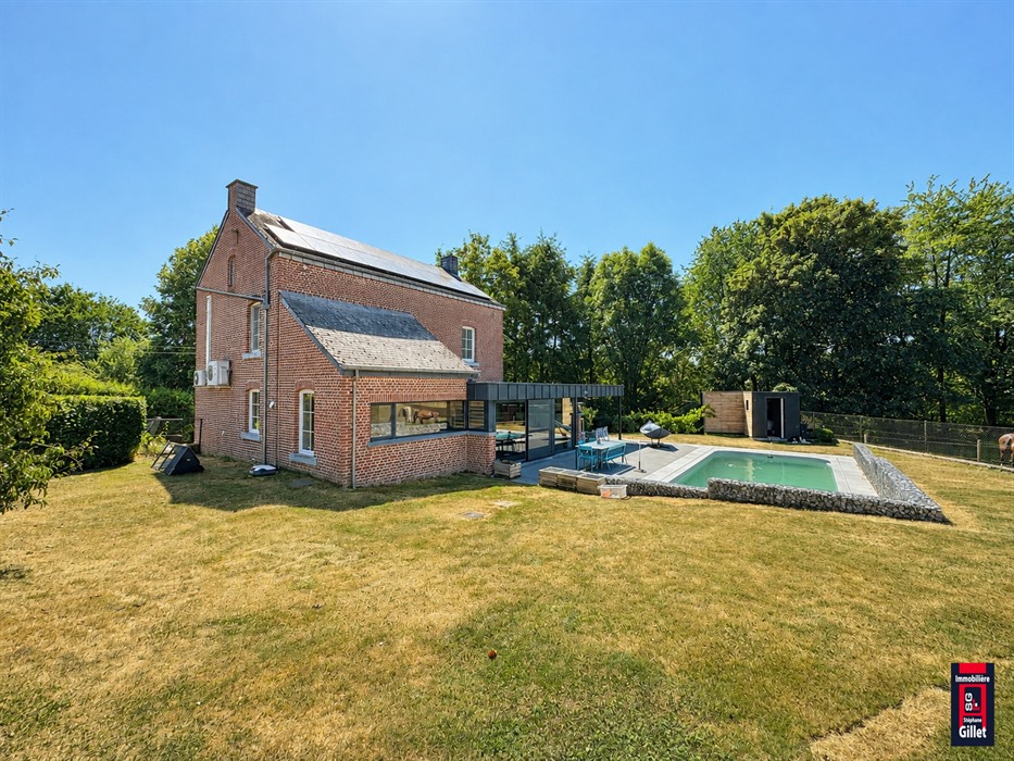 Maison familiale avec beau jardin et piscine