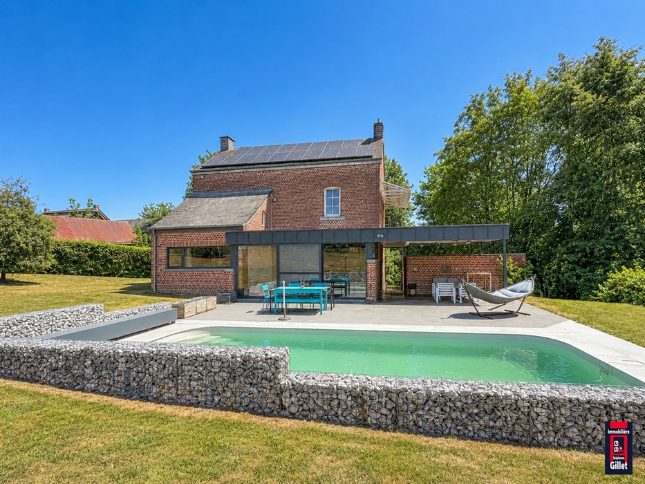 Maison familiale avec beau jardin et piscine