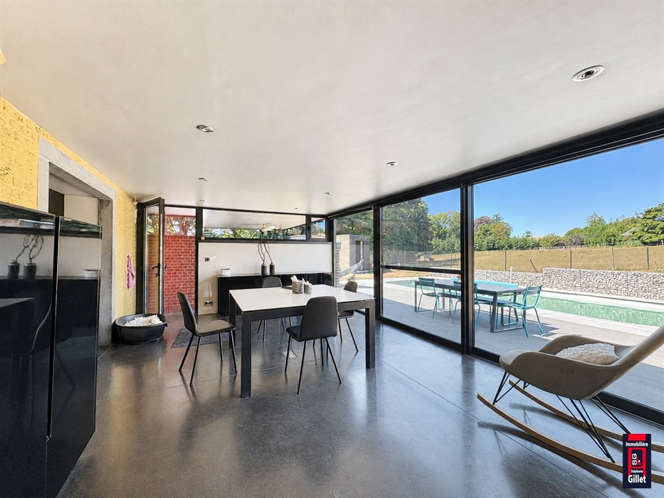 Maison familiale avec beau jardin et piscine