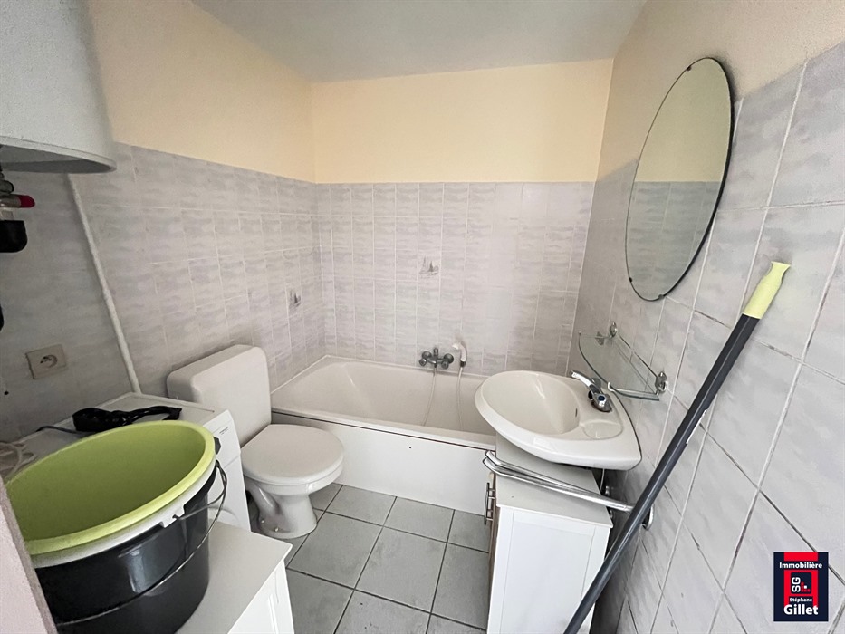 Studio idéalement situé à deux pas du centre-ville et de ses commodités