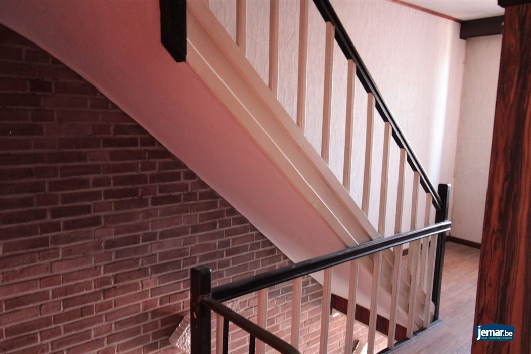 Op te knappen woning met garage en veel potentieel in het centrum van Maaseik!