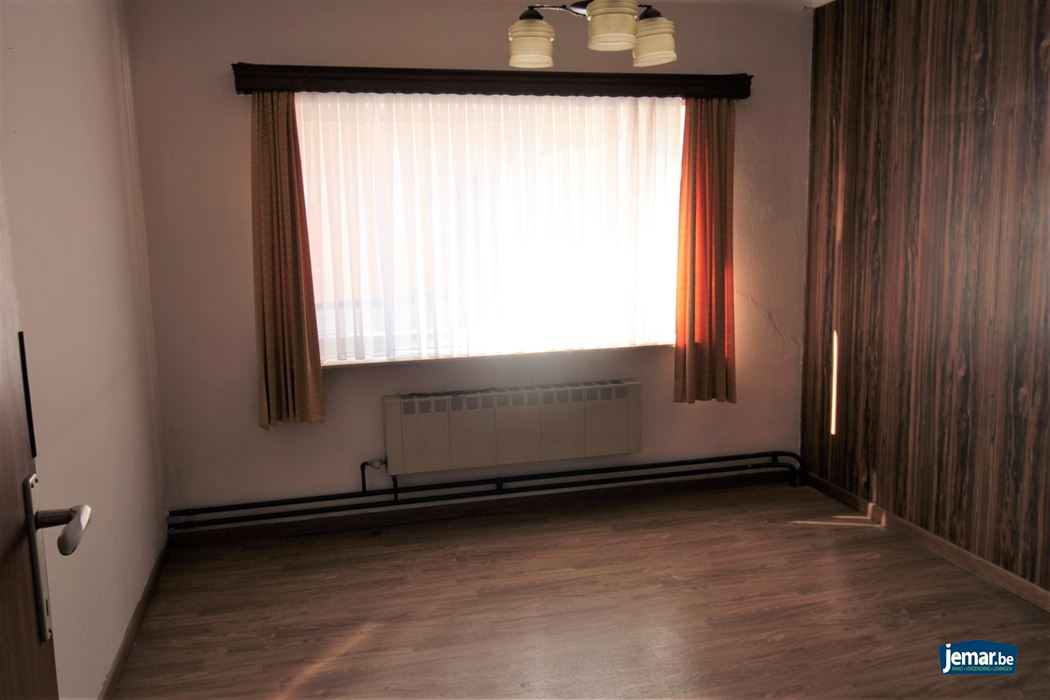 Op te knappen woning met garage en veel potentieel in het centrum van Maaseik!