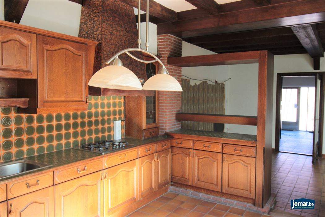 Op te knappen woning met garage en veel potentieel in het centrum van Maaseik!