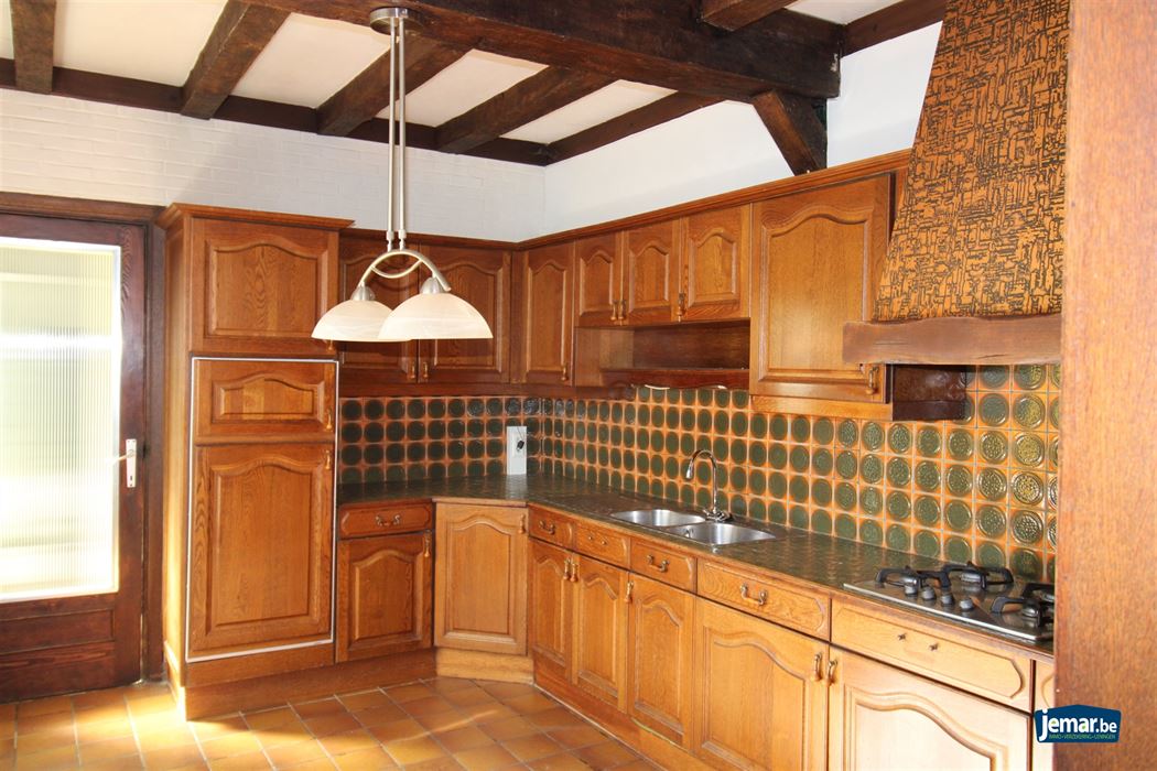 Op te knappen woning met garage en veel potentieel in het centrum van Maaseik!