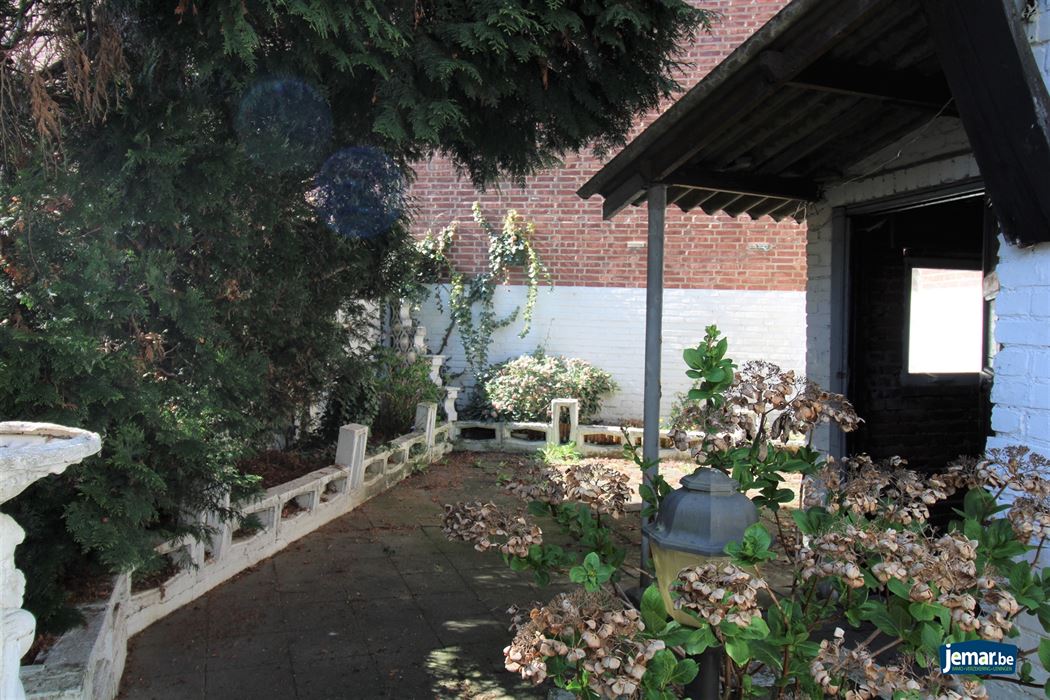 Op te knappen woning met garage en veel potentieel in het centrum van Maaseik!