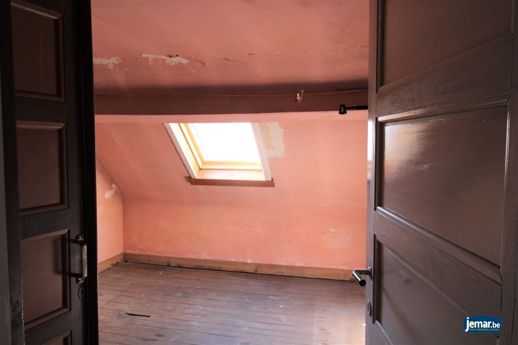 Op te knappen woning met garage en veel potentieel in het centrum van Maaseik!