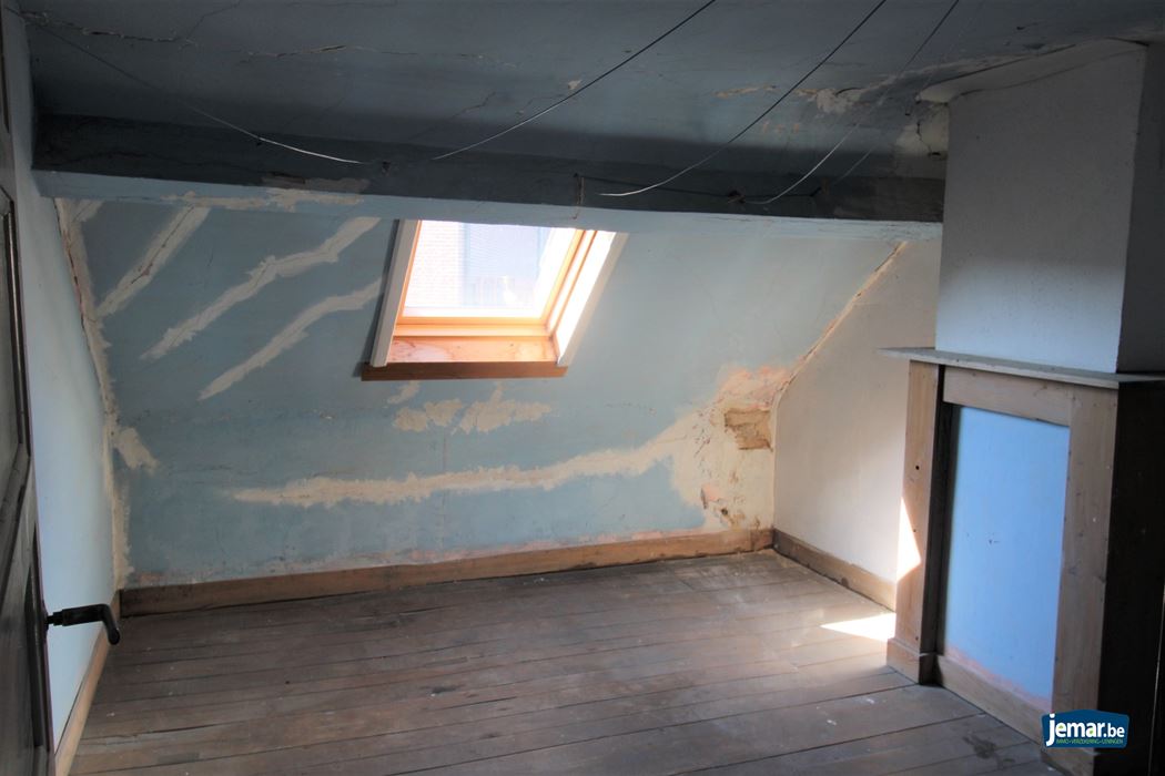 Op te knappen woning met garage en veel potentieel in het centrum van Maaseik!