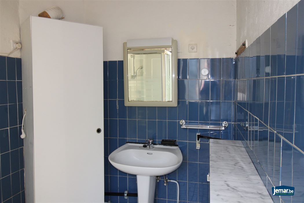 Op te knappen woning met garage en veel potentieel in het centrum van Maaseik!