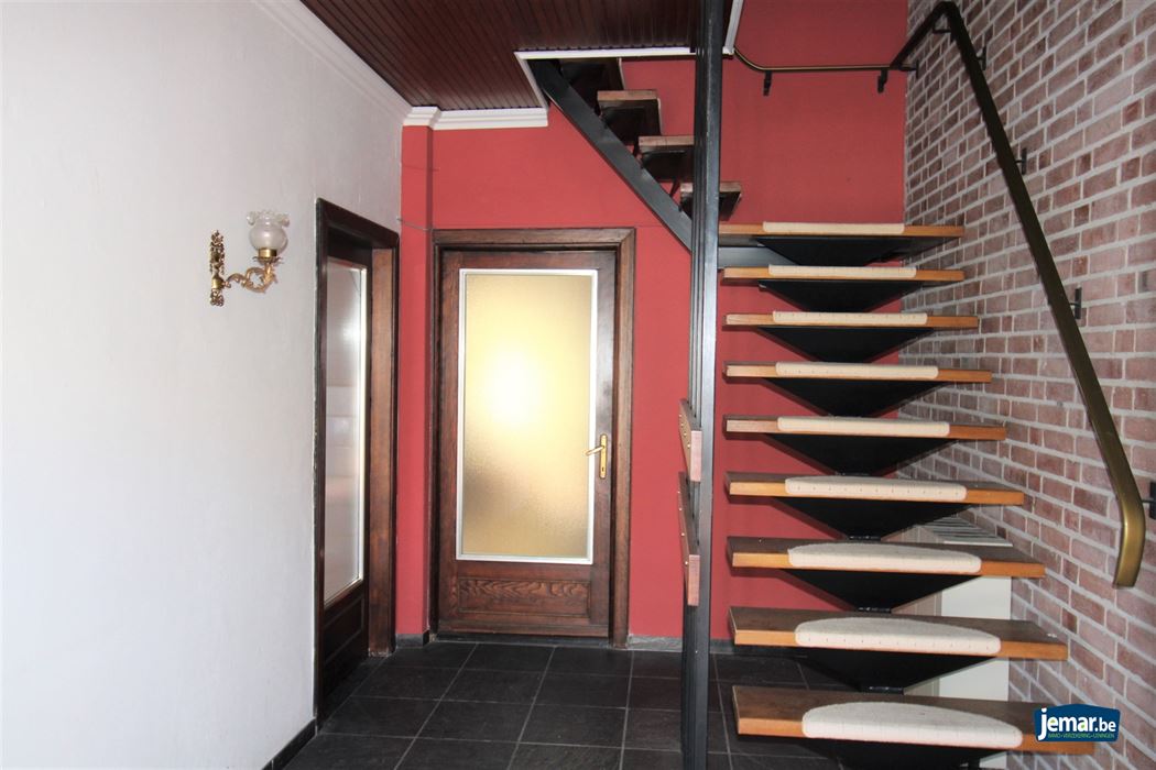 Op te knappen woning met garage en veel potentieel in het centrum van Maaseik!