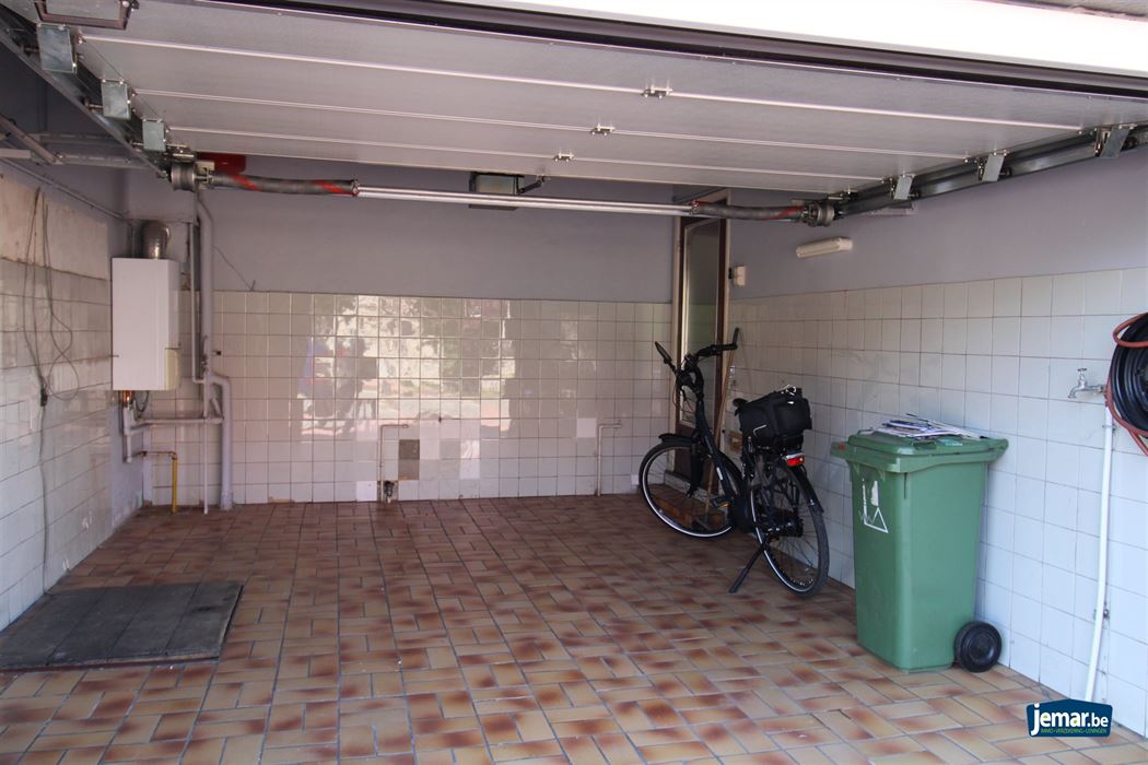 Op te knappen woning met garage en veel potentieel in het centrum van Maaseik!