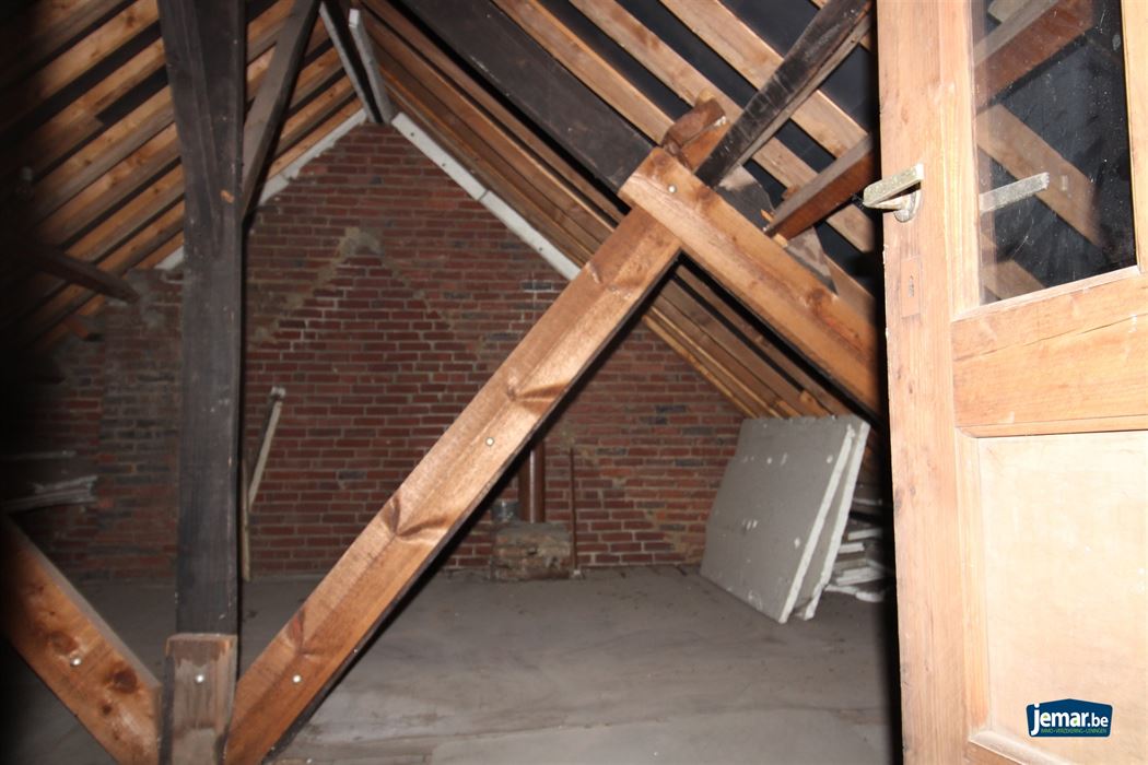 Op te knappen woning met garage en veel potentieel in het centrum van Maaseik!