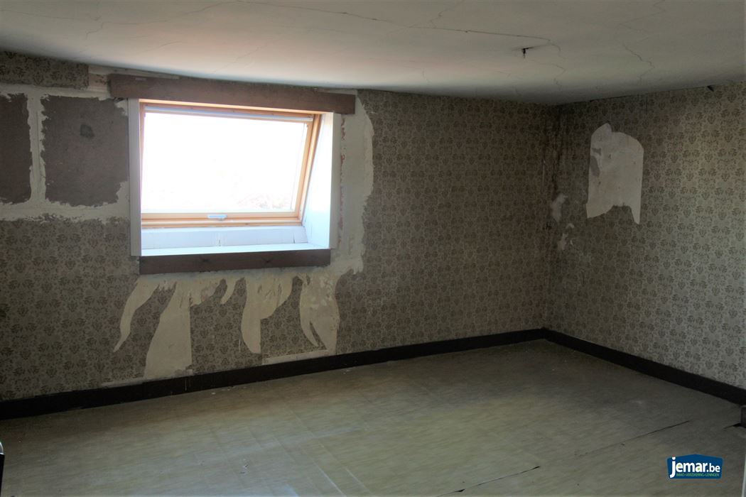 Op te knappen woning met garage en veel potentieel in het centrum van Maaseik!