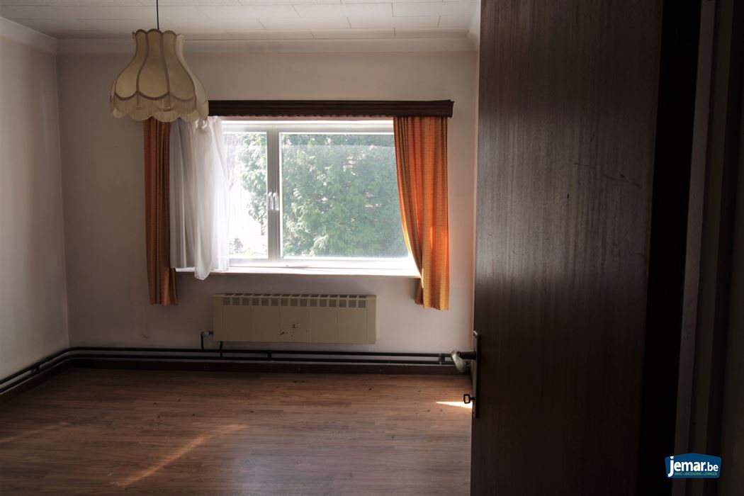 Op te knappen woning met garage en veel potentieel in het centrum van Maaseik!