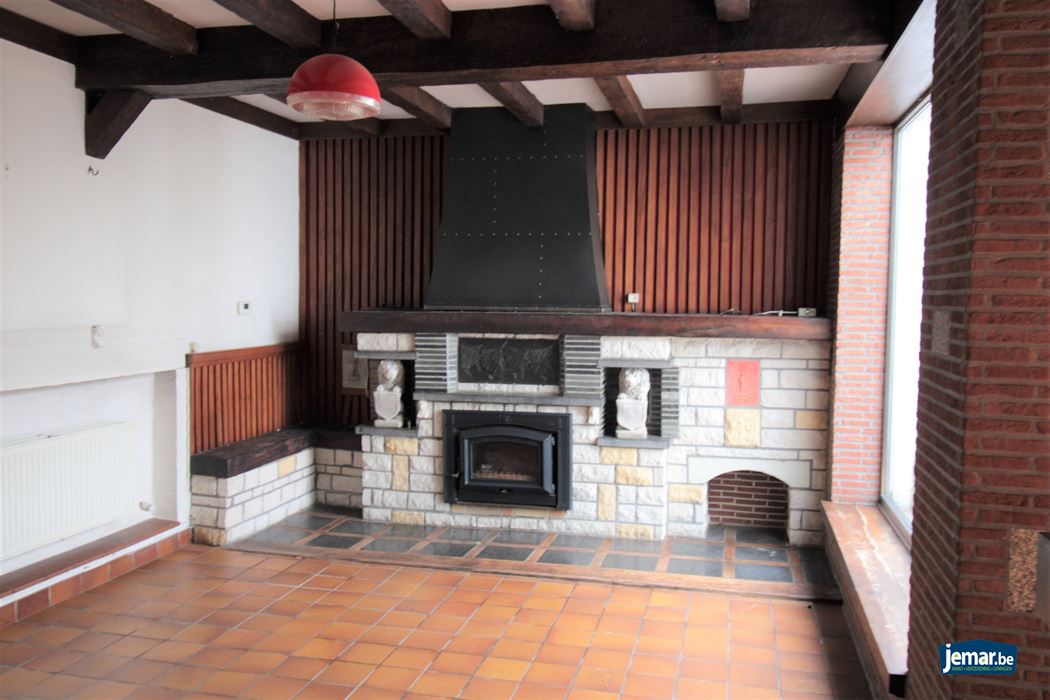 Op te knappen woning met garage en veel potentieel in het centrum van Maaseik!