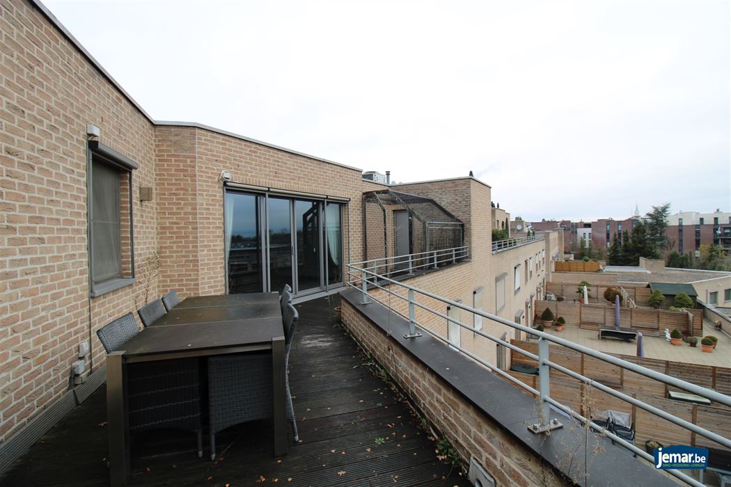Exclusief penthouse met drie slaapkamers, garagebox met riante berging en terras van maar liefst 220m² in het centrum van Maasmechelen!