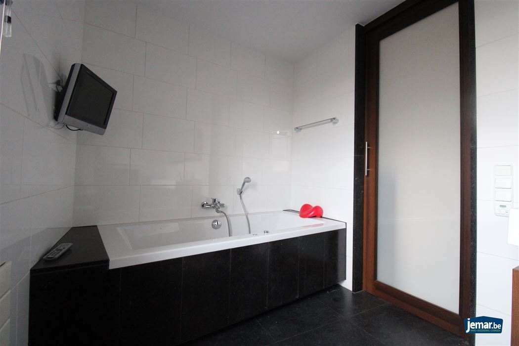 Exclusief penthouse met drie slaapkamers, garagebox met riante berging en terras van maar liefst 220m² in het centrum van Maasmechelen!