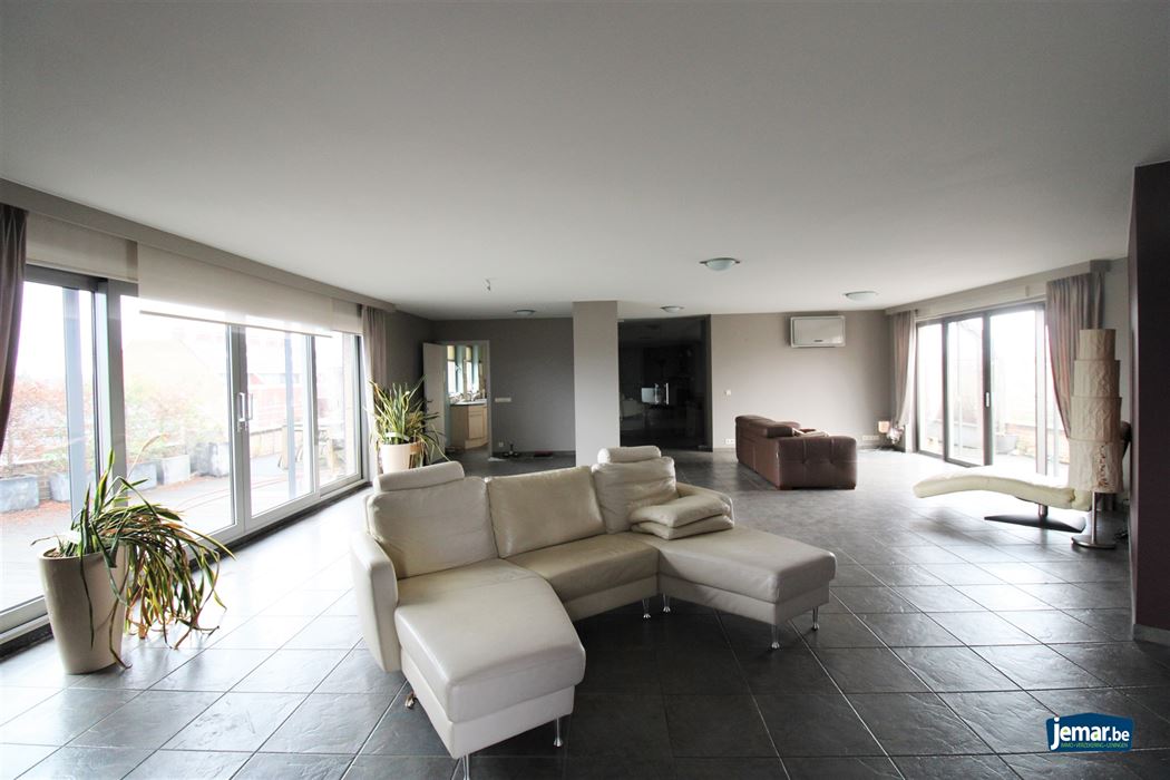 Exclusief penthouse met drie slaapkamers, garagebox met riante berging en terras van maar liefst 220m² in het centrum van Maasmechelen!