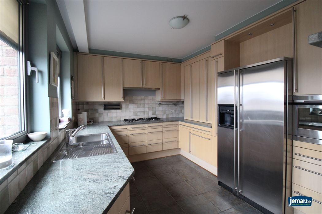 Exclusief penthouse met drie slaapkamers, garagebox met riante berging en terras van maar liefst 220m² in het centrum van Maasmechelen!