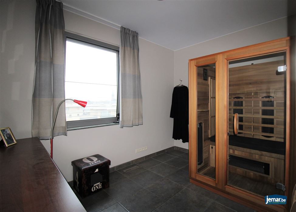 Exclusief penthouse met drie slaapkamers, garagebox met riante berging en terras van maar liefst 220m² in het centrum van Maasmechelen!