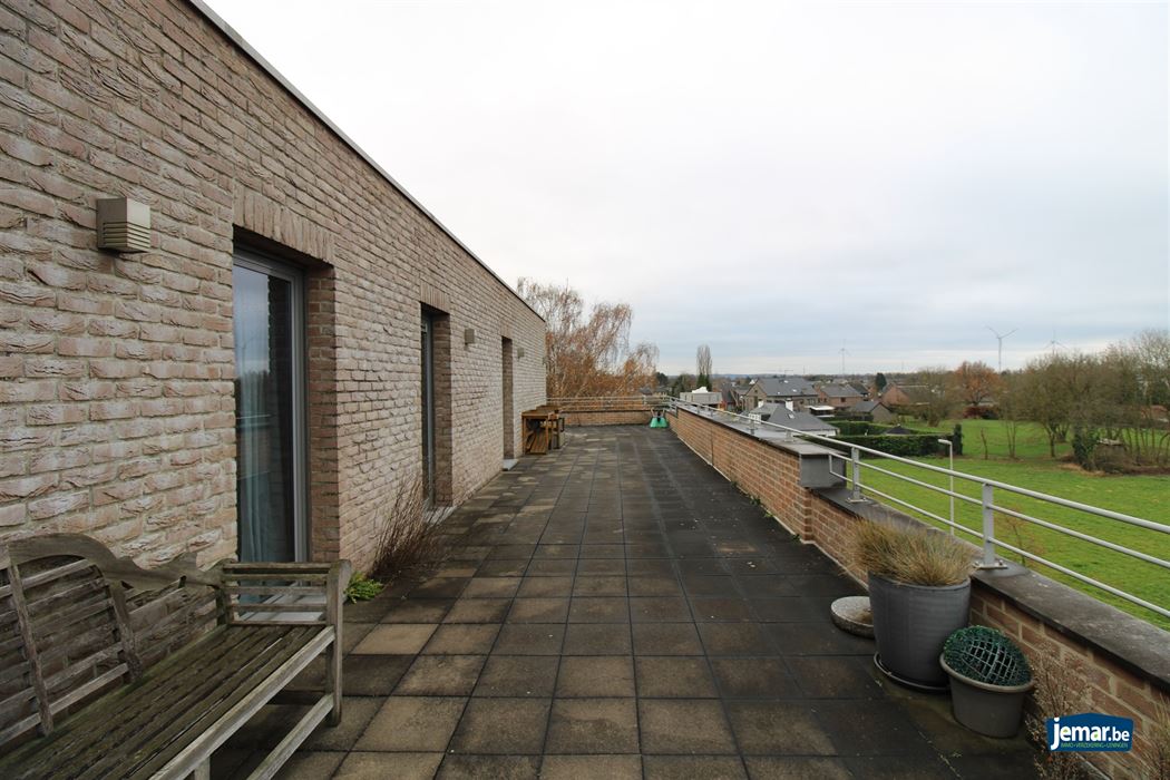 Exclusief penthouse met drie slaapkamers, garagebox met riante berging en terras van maar liefst 220m² in het centrum van Maasmechelen!