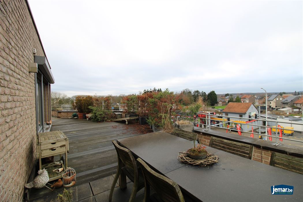 Exclusief penthouse met drie slaapkamers, garagebox met riante berging en terras van maar liefst 220m² in het centrum van Maasmechelen!