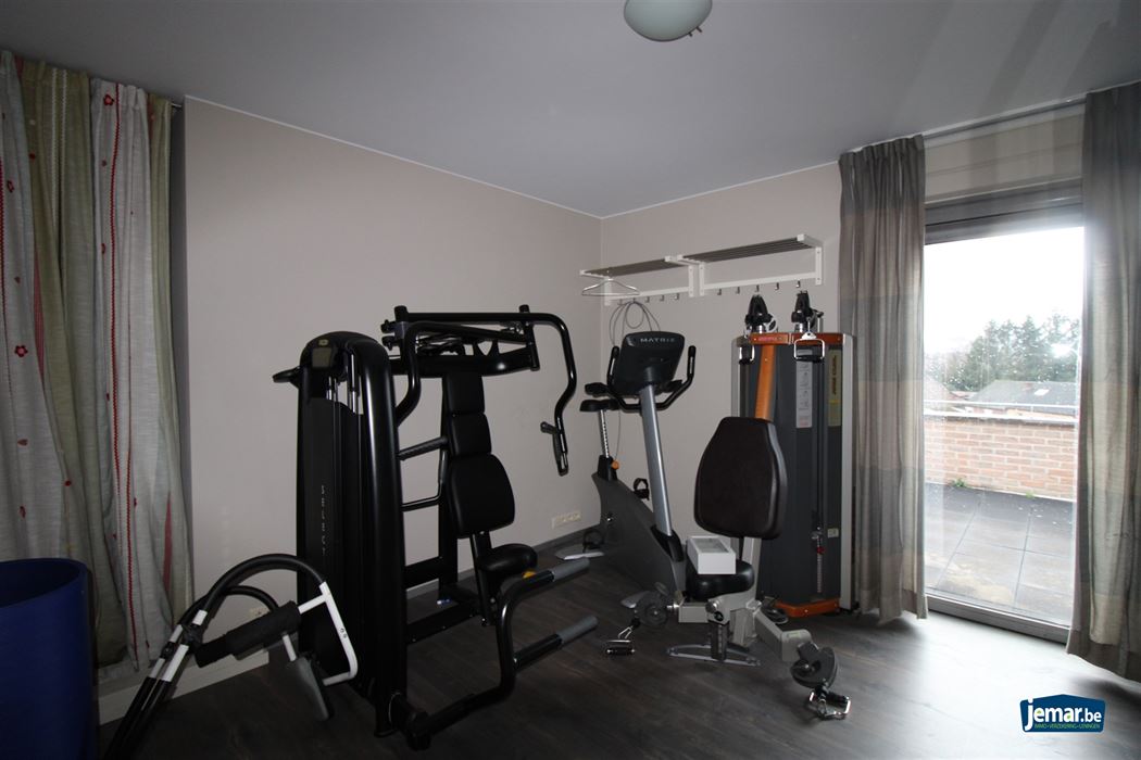 Exclusief penthouse met drie slaapkamers, garagebox met riante berging en terras van maar liefst 220m² in het centrum van Maasmechelen!