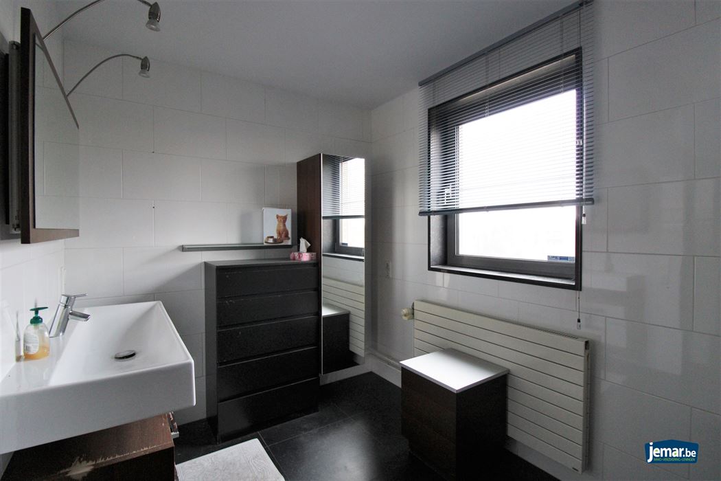 Exclusief penthouse met drie slaapkamers, garagebox met riante berging en terras van maar liefst 220m² in het centrum van Maasmechelen!