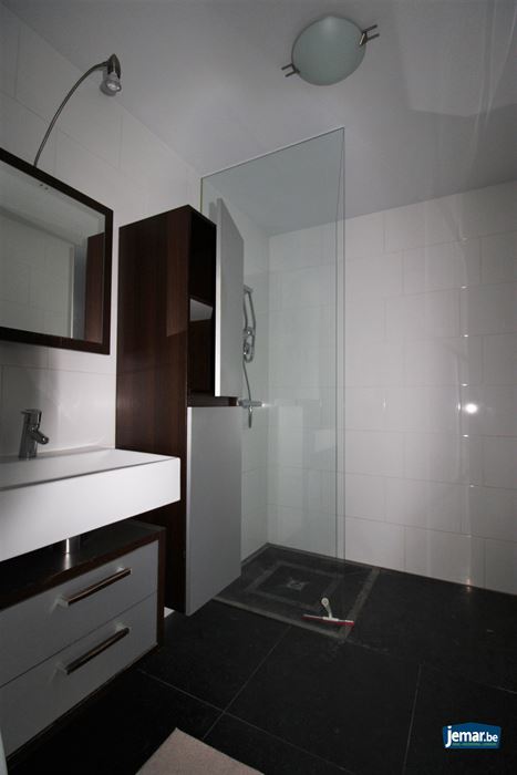 Exclusief penthouse met drie slaapkamers, garagebox met riante berging en terras van maar liefst 220m² in het centrum van Maasmechelen!